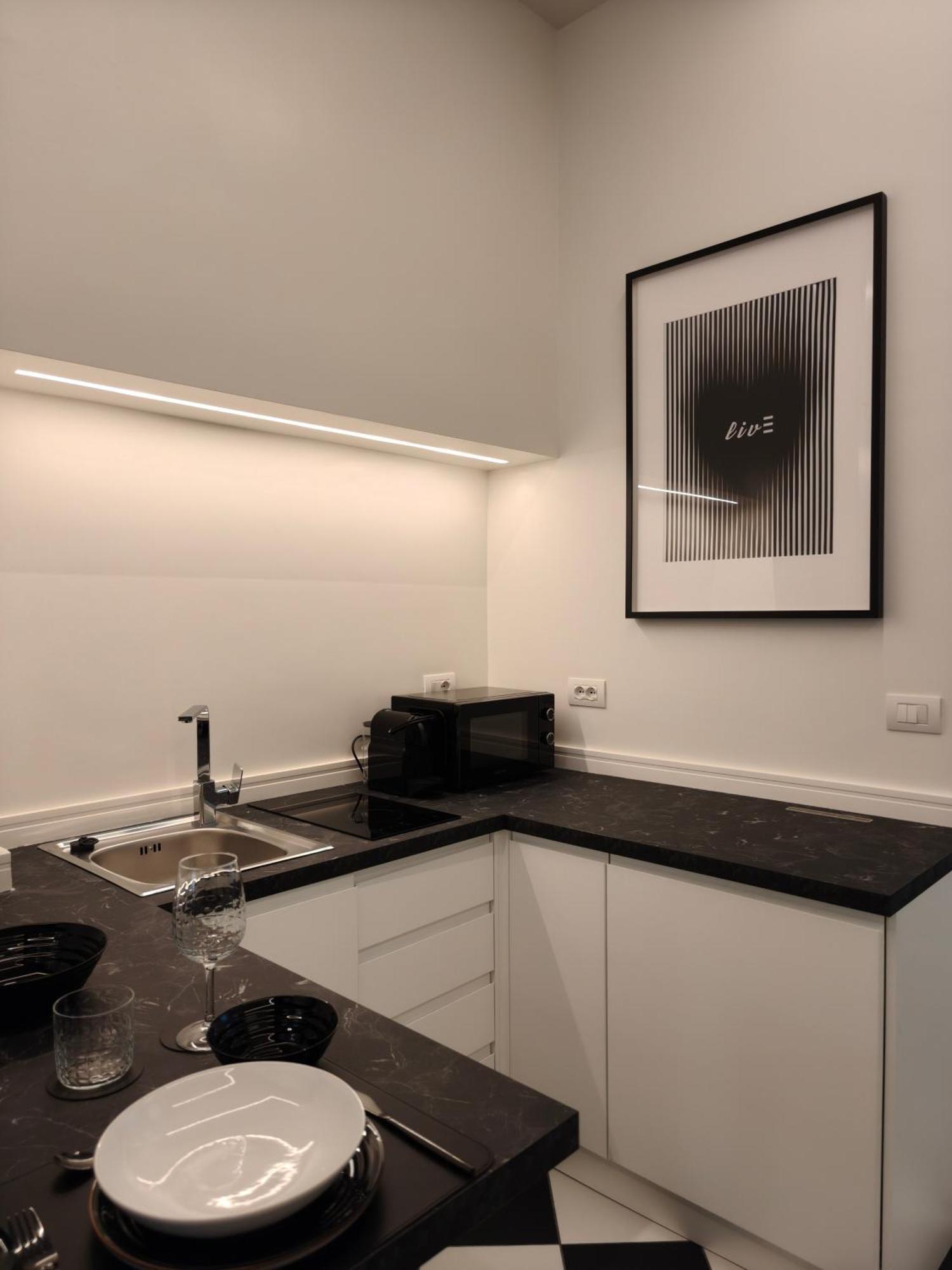 Black And White In Downtown With Ac, Wifi And Subway M1 M2 Airoport Connected, Station
