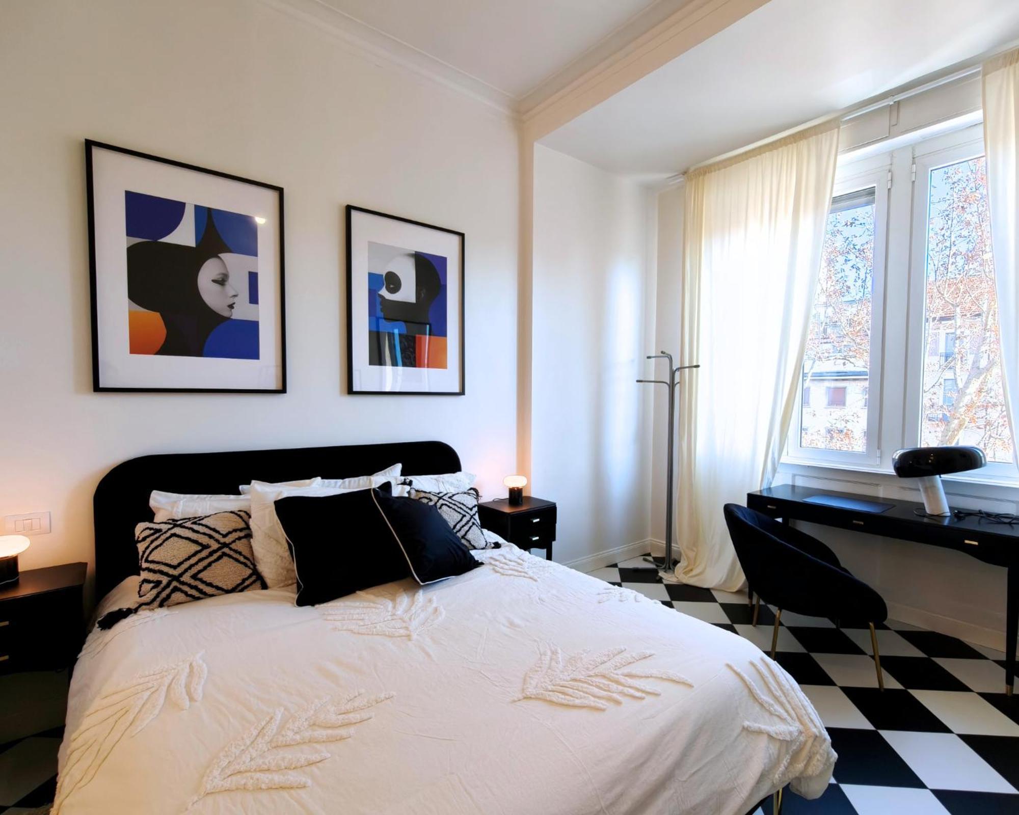 Black And White In Downtown With Ac, Wifi And Subway M1 M2 Airoport Connected, Station