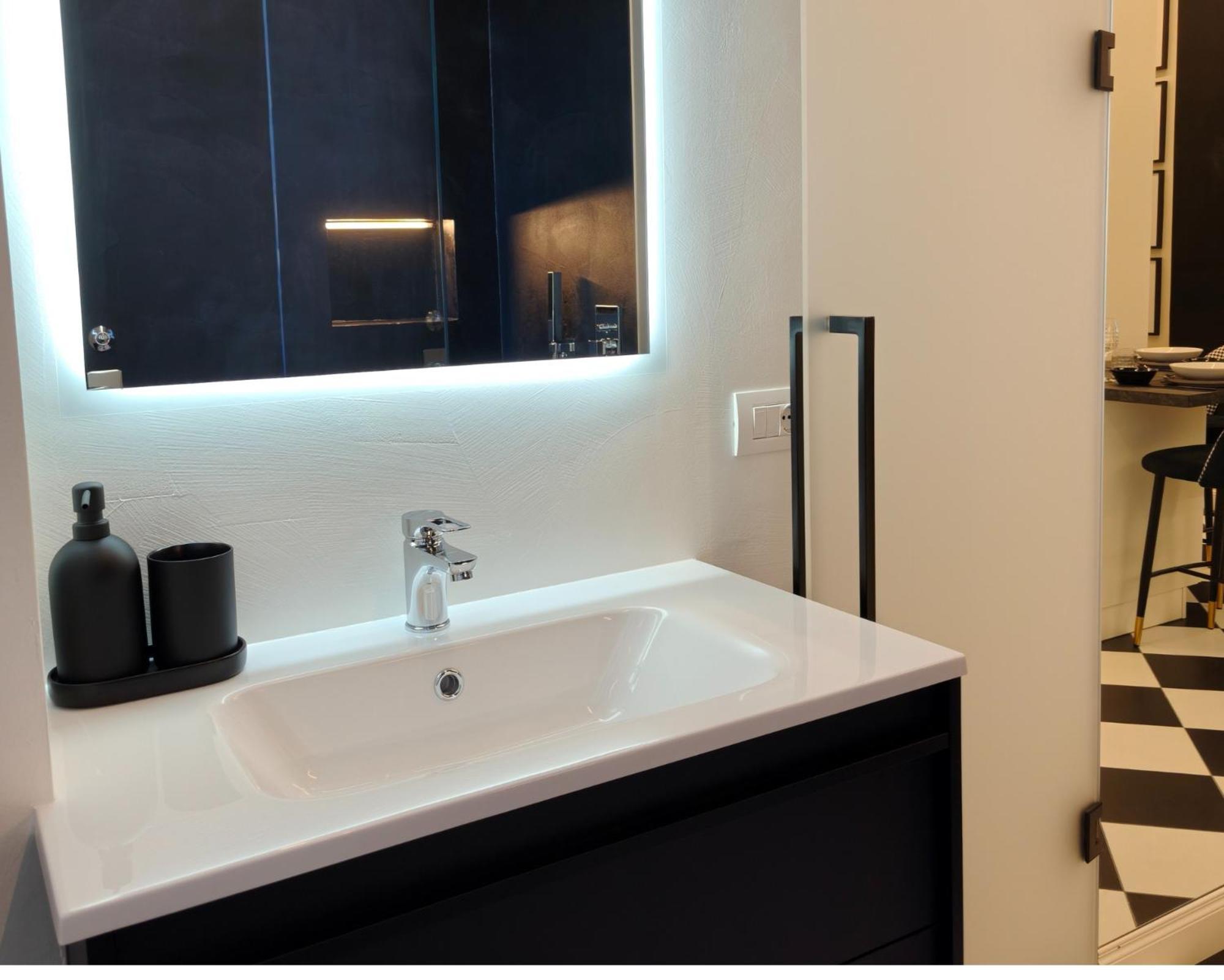 Black And White In Downtown With Ac, Wifi And Subway M1 M2 Airoport Connected, Station Appartement