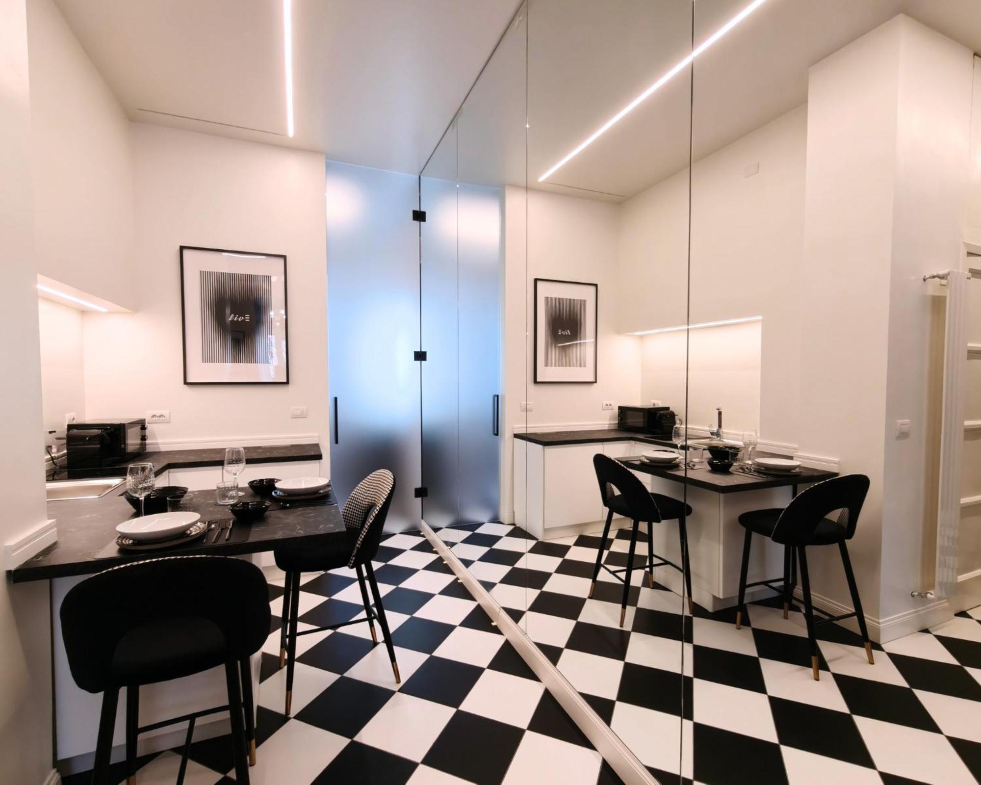 Black And White In Downtown With Ac, Wifi And Subway M1 M2 Airoport Connected, Station Appartement *