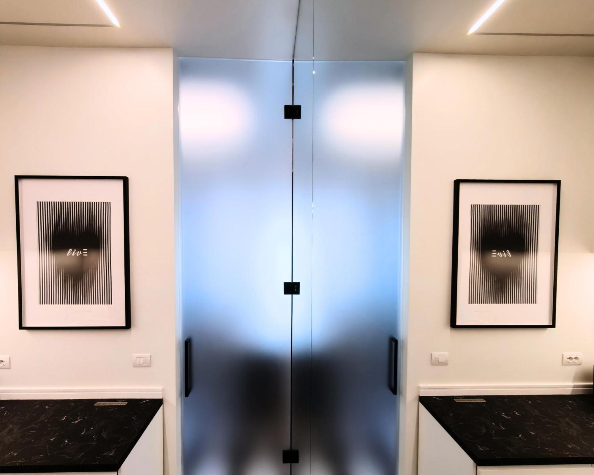 Black And White In Downtown With Ac, Wifi And Subway M1 M2 Airoport Connected, Station