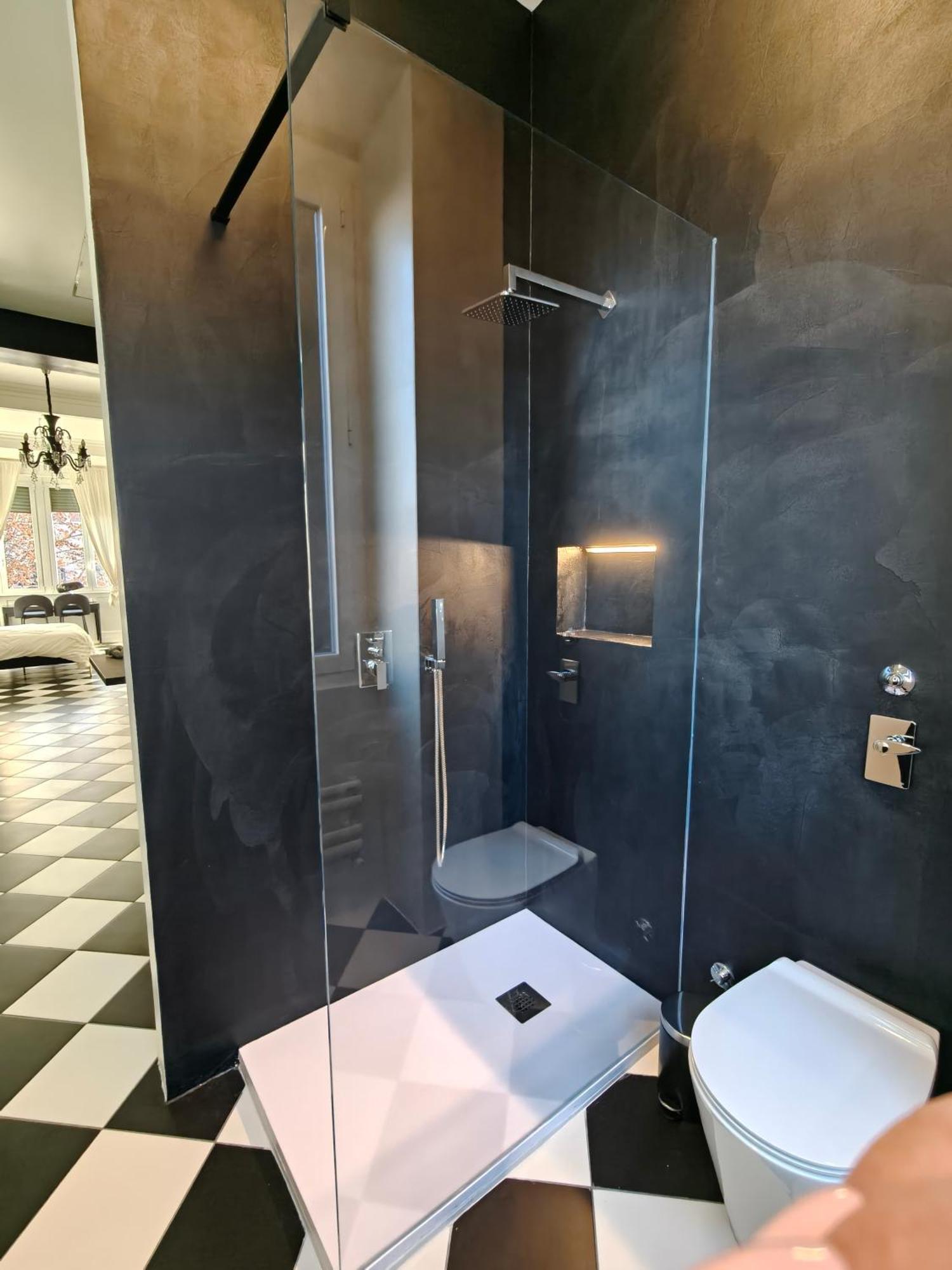 Black And White In Downtown With Ac, Wifi And Subway M1 M2 Airoport Connected, Station Apartamento Milán