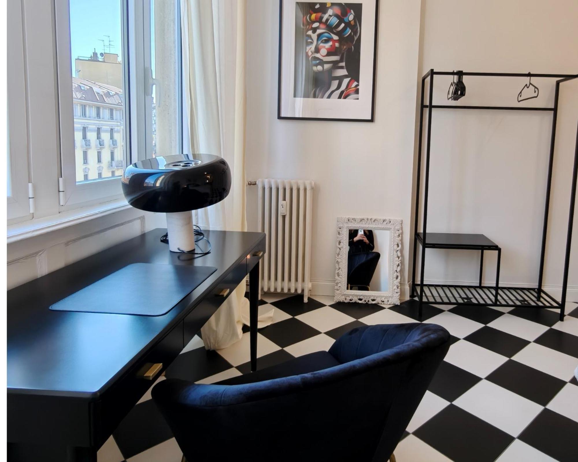 Black And White In Downtown With Ac, Wifi And Subway M1 M2 Airoport Connected, Station *